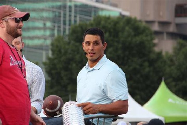297-Pound Ex-NFL Star Forced to Retire After Only Two Years Shows off Massive
Weight Loss as He Continues With a Career in Football