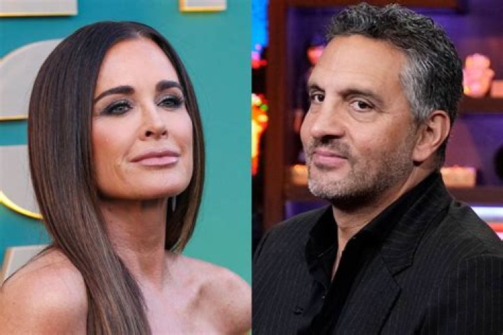 5 Times Kyle & Mauricio's Split Was Written On The Wall In RHOBH Season 13 Premiere