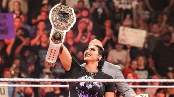 5 Ways The Raw Women's Title Is The Most Prestigious (& 5 Ways It's The Smackdown Women's Title)