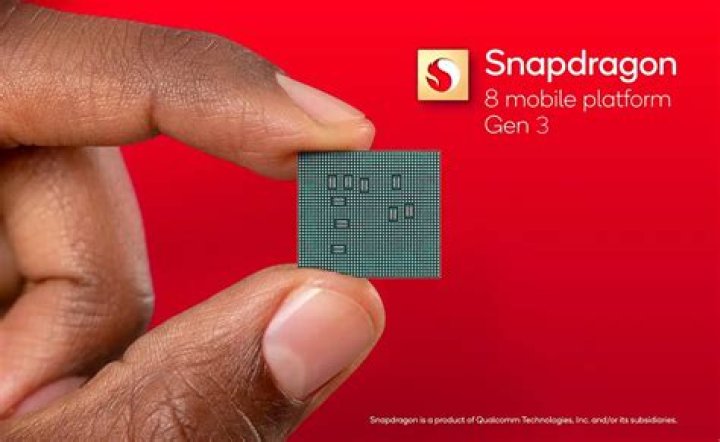A photo of the Snapdragon 7+ Gen 2 badge, a versus symbol, and a Snapdragon 8+ Gen 1 badge