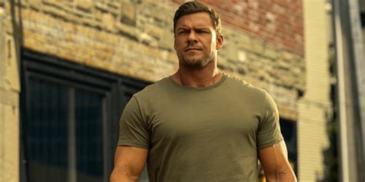 Alan Ritchson as Jack Reacher and Willa Fitzgerald as Roscoe in Amazon's Reacher