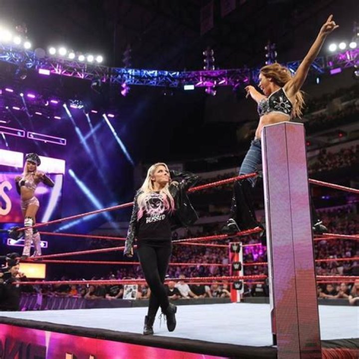 Alicia Fox, Alexa Bliss, Mickie James - Evolution entrance 