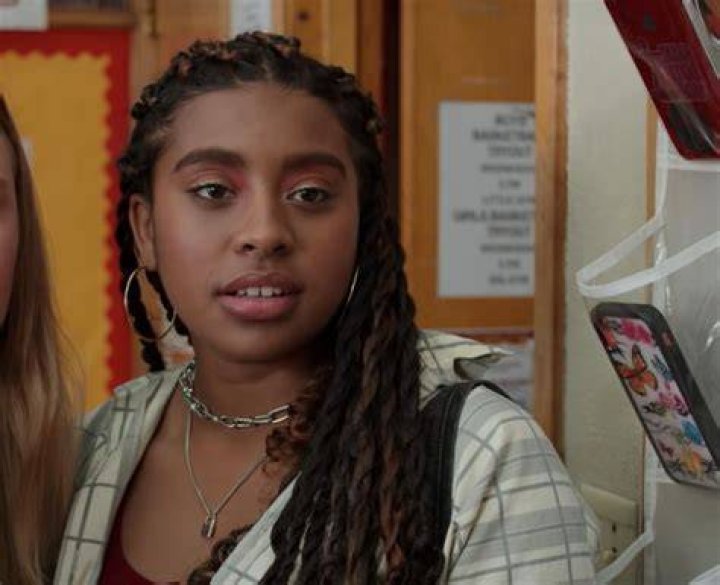 Alycia Pascual-Pe&ntilde;a as Lucy Hernandez in Moxie on Netflix
