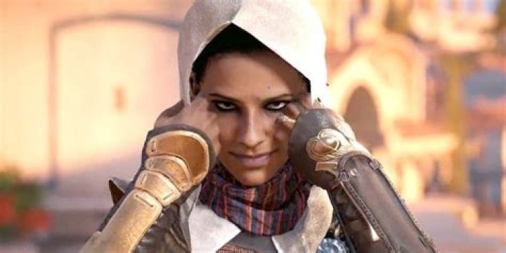Amunet puts on a hood in Assassin's Creed Origins