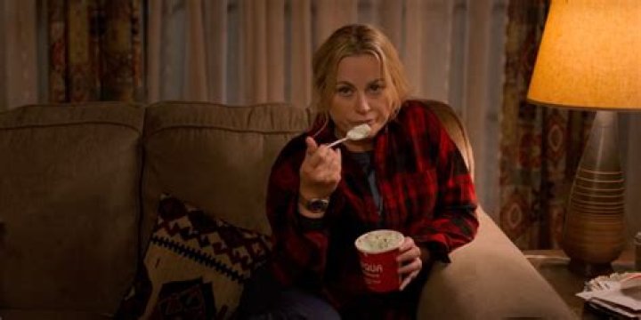 Amy Poehler as Lisa Carter in Moxie on Netflix