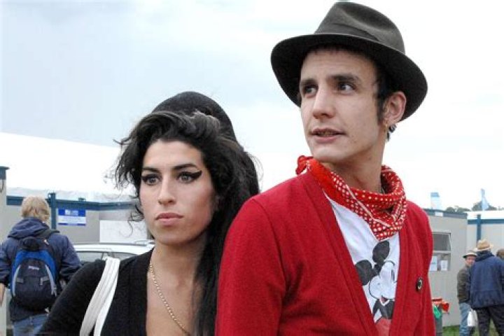 Amy Winehouse and husband Blake FielderCivil leave home to go for
