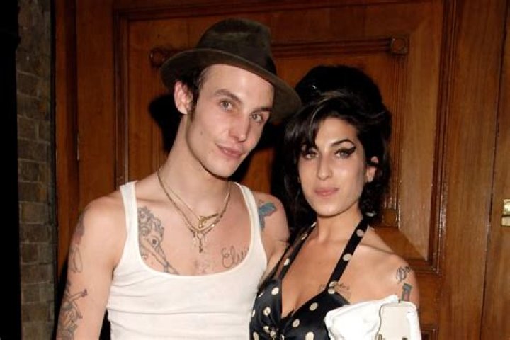 Amy Winehouse de la destructiva relaci&oacute;n con Blake FielderCivil a sus