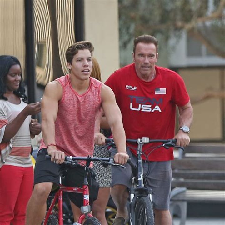 Arnold Schwarzenegger’s 25-Year-Old Son, Who Was Shamed for His Weight, Looks
Unrecognizable in Latest Picture With Family