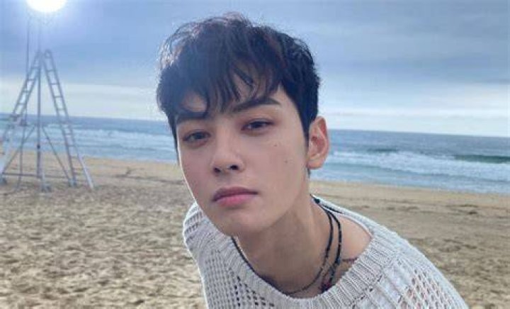 ASTRO&rsquo;s Cha Eun Woo shares cute pictures while visiting MJ during his