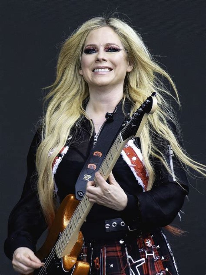 Avril Lavigne's Dating History Brody Jenner, Mod Sun and More