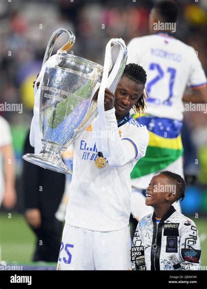 Award ceremony, Eduardo CAMAVINGA (Real) with cup and child, Soccer