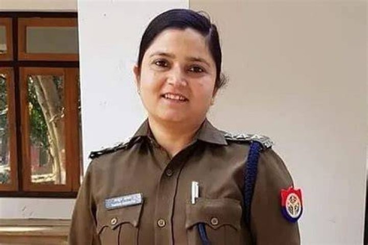 Beautiful Military Officer, 19, Marries Man, 61, She Met Online, He's Older Than Her Parents