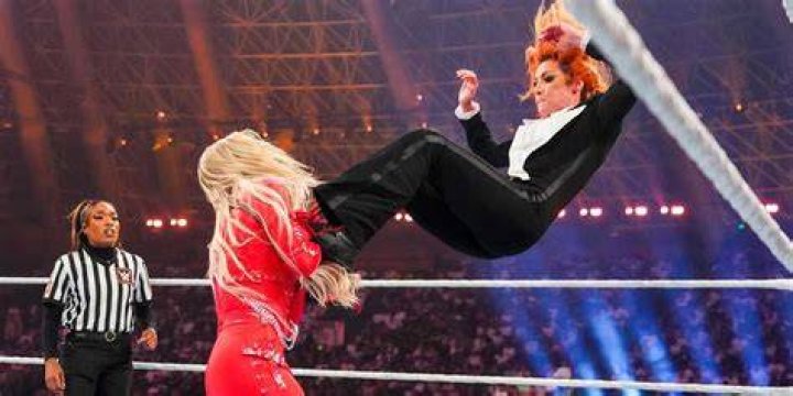 Becky Lynch dropkick 