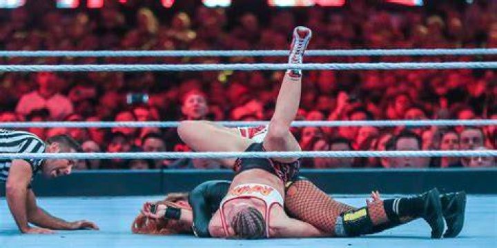 Becky Lynch pins Ronda Rousey