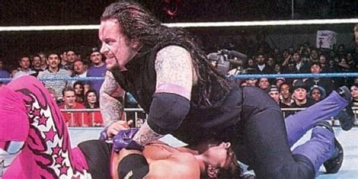 Bret Hart v The Undertaker Royal Rumble 1996 Cropped