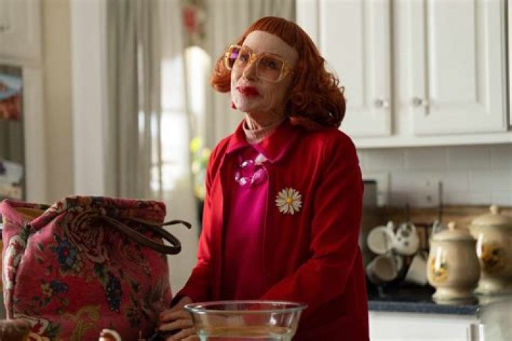 Cloris Leachman as DeDe Pritchett in Modern Family (1989-2000)