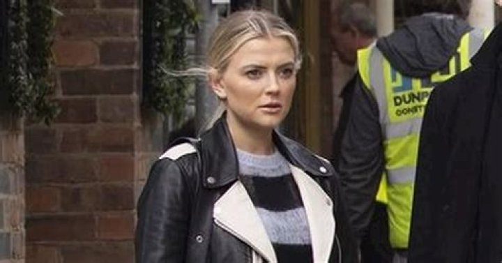 Corrie fans 'work out' DeeDee love triangle as she teases new romance