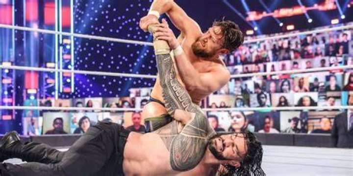 Daniel Bryan vs Roman Reigns in WWE.