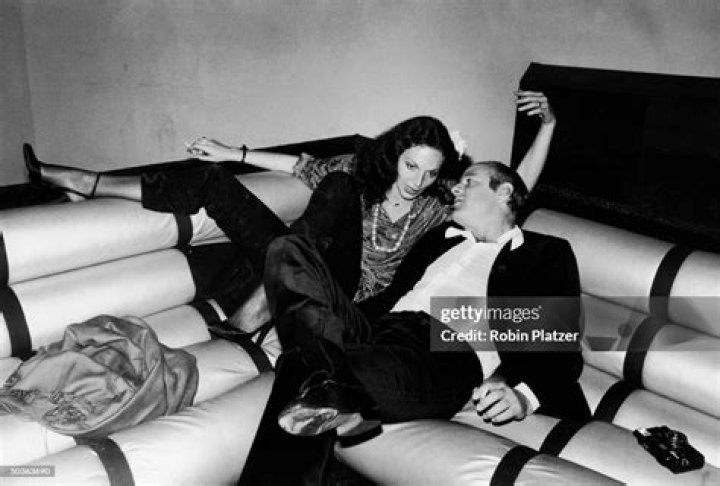 Diane Von Furstenberg lounging intimately with boyfriend, media mogul Barry Diller, at Studio 54. Photo /Getty Images