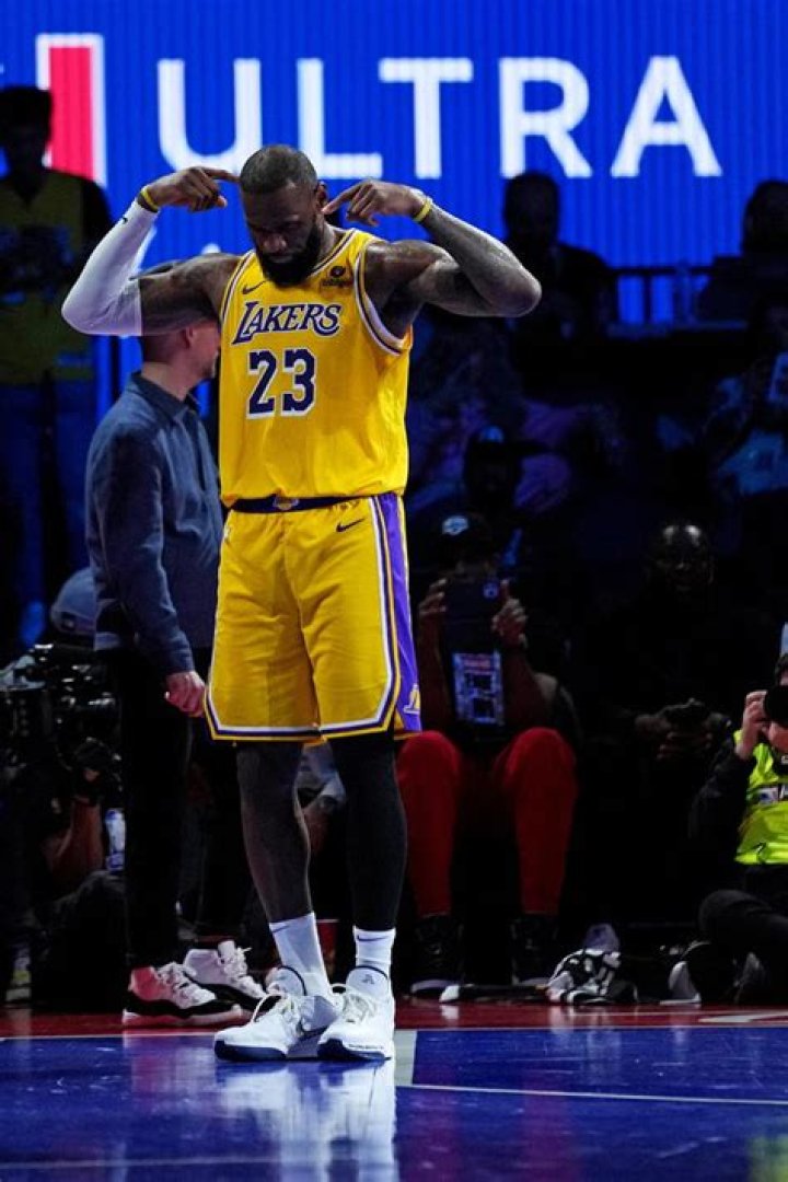 Does LeBron James Deserve a Statue in LA?