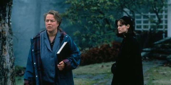 Dolores and Selena standing outside in Dolores Claiborne