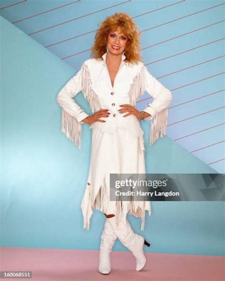 Dottie West poses for a portrait