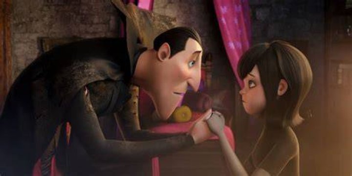 Drac talks to Mavis in Hotel Transylvania