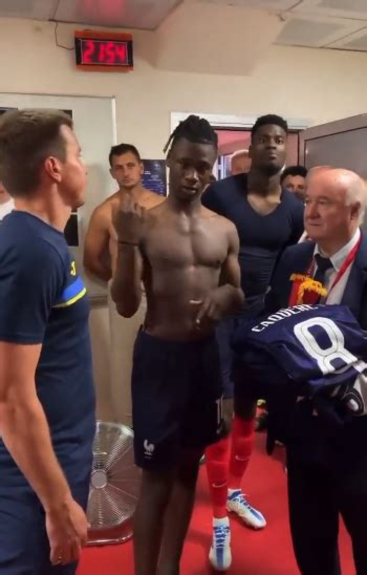 Eduardo Camavinga visits Ukraine dressing room, hands out France shirt