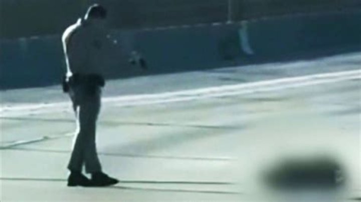 El perturbador video de un padre dando una paliza a su hijo por llegar