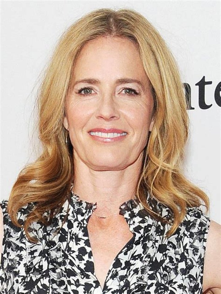 Elisabeth Shue as Charlene, a tall, blond elf with whom Willie becomes enamored. in Fred Claus (1987)