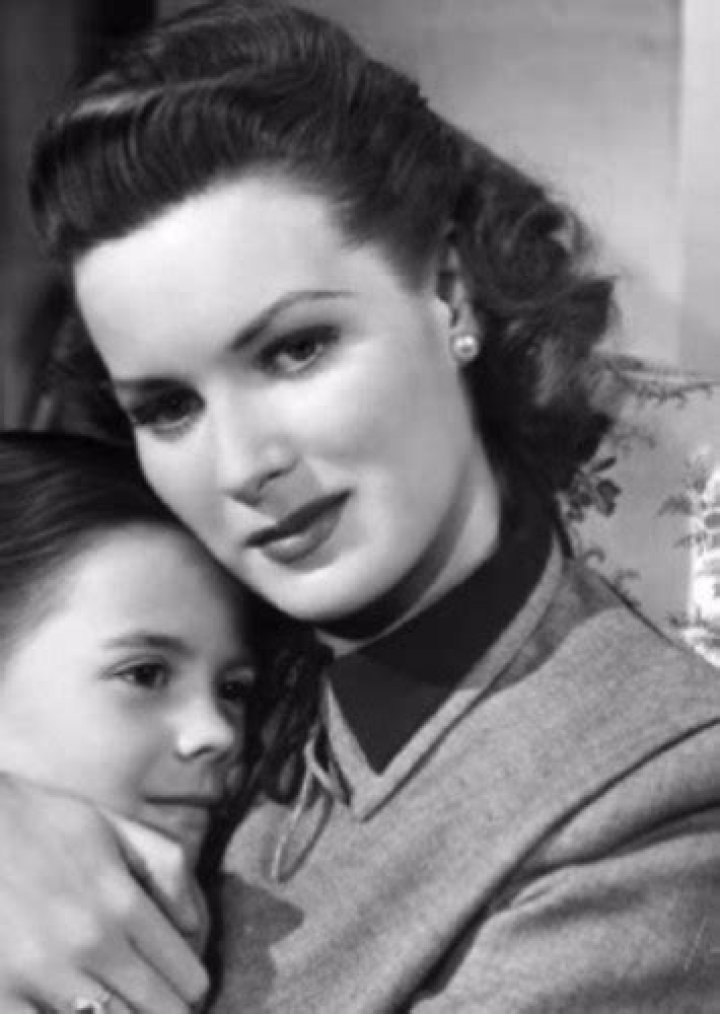 Elizabeth Perkins as Doris Walker in Miracle on 34th Street
