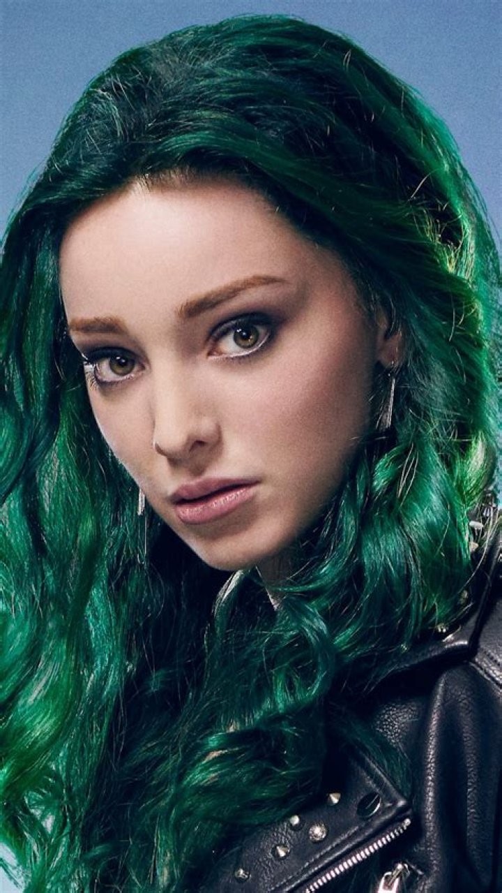 Emma Dumont with green hair in Gifted