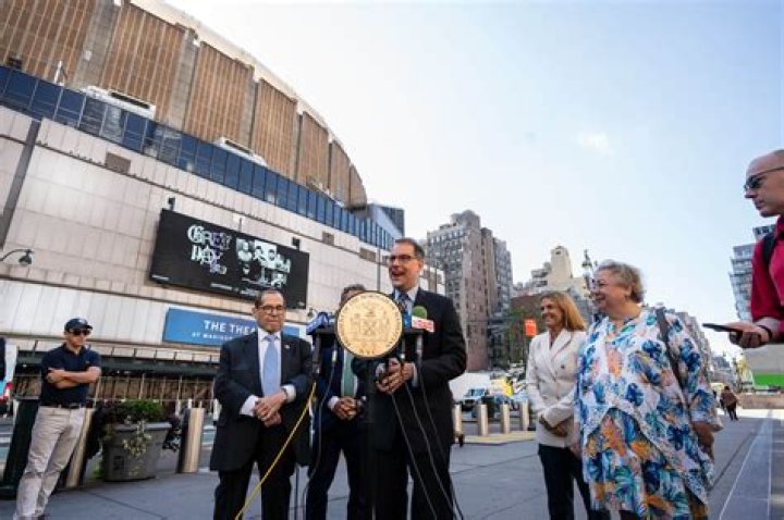 Fans At Madison Square Garden Start 