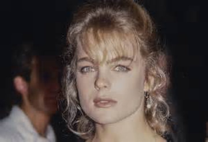 FileErika Eleniak at the 2010 Sacramento Autorama (cropped 1).jpg