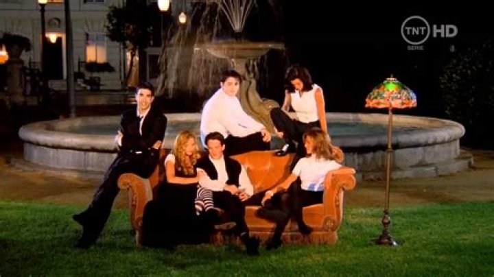 Friends intro couch