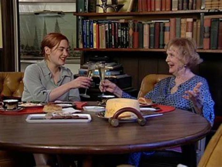 Gloria Stuart and Kate Winslet as Rose in Titanic