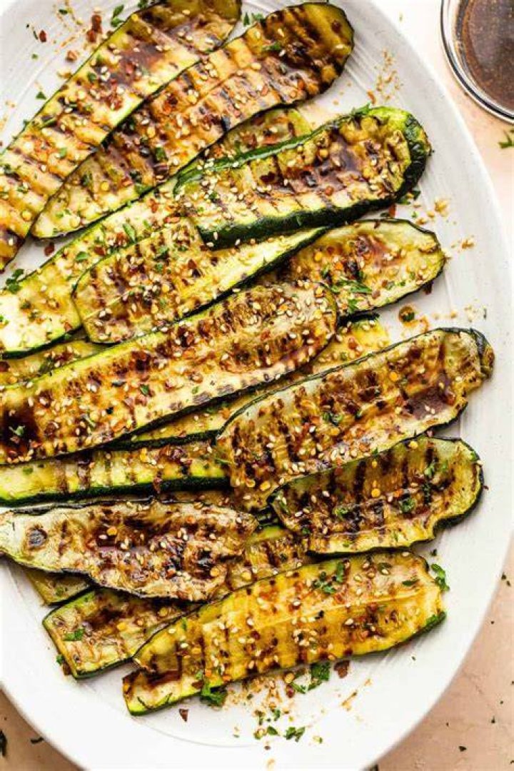 Grilled zucchini with sesame and chilli