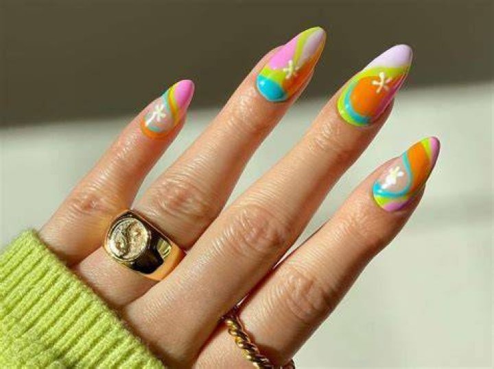 How To Give Yourself A '70s-Inspired Manicure At Home