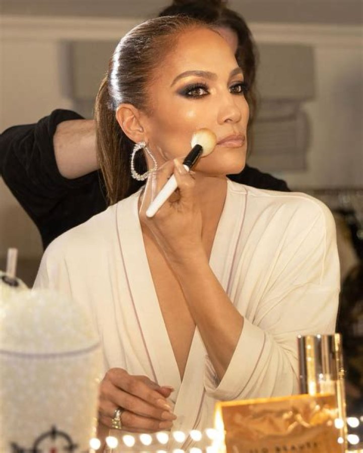 How To Nail The Stylish 'Hair Tuck' Look (Just Like Jennifer Lopez)