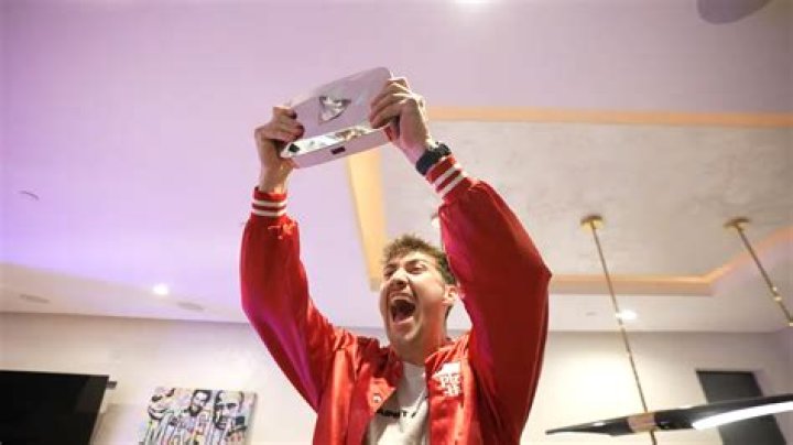 “I Thought That You Had to Live in LA to Become a Successful YouTuber” – MrBeast
Busted This Belief of His Biggest Competitor, Airrack