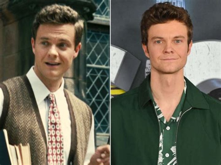 Jack Quaid as Richard Feynman stressed in a hallway in Oppenheimer