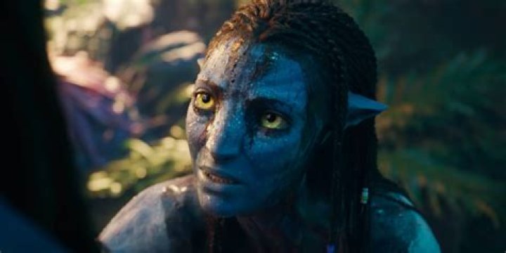 Jake and Neytiri looking in awe in Avatar The Way of Water
