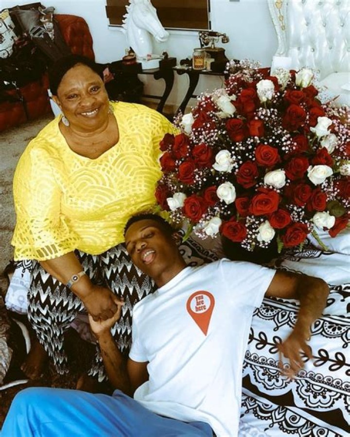 Jane Dolapo Wizkid And His Mother Pictured Together (Fun Photo