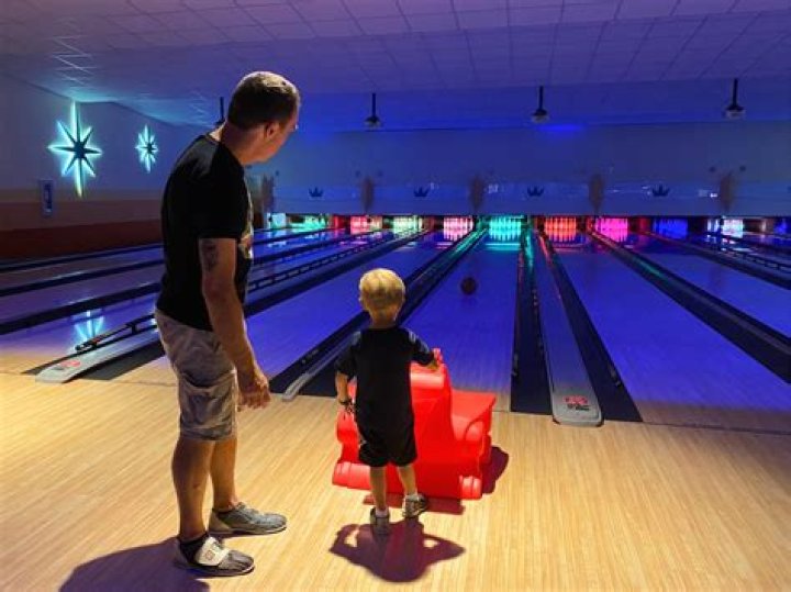 Jay bowling with Cam on Modern Family