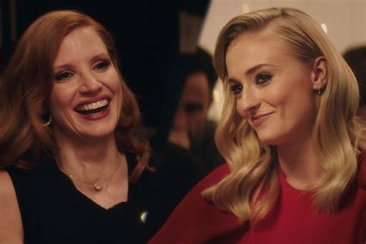 Jessica Chastain and Sophie Turner fighting in X-Men Dark Phoenix
