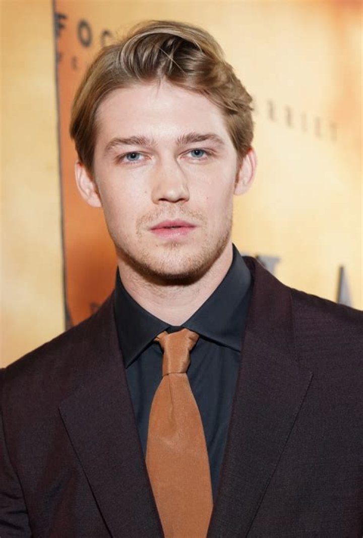 Joe Alwyn weight