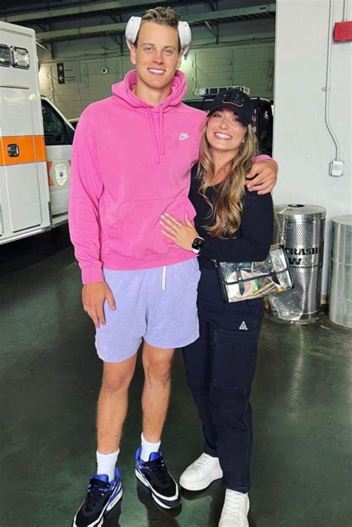 Joe Burrow, girlfriend Olivia Holzmacher get cozy after Bengals' win