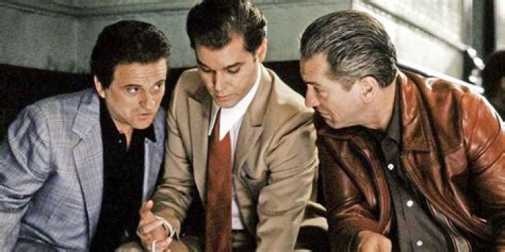 Joe Pesci, Ray Liotta and Robert De Niro looking into the bag in Goodfellas