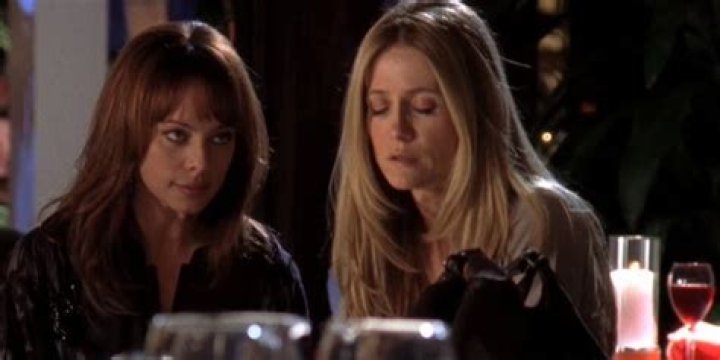 Julie and Kirsten hanging out on The OC