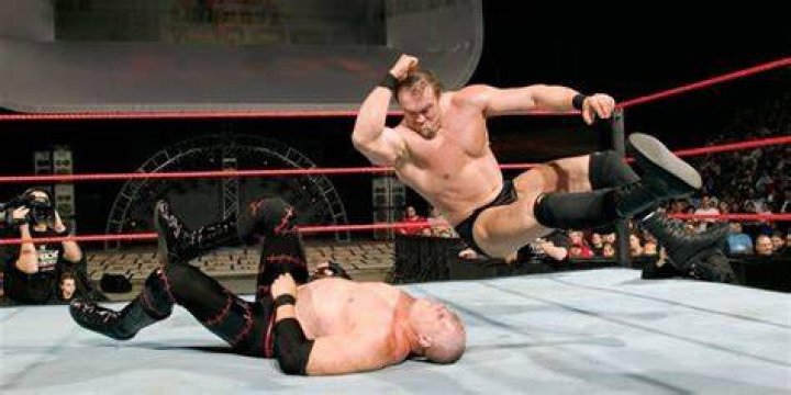 Kane v Snitsky Taboo Tuesday 2004 Cropped